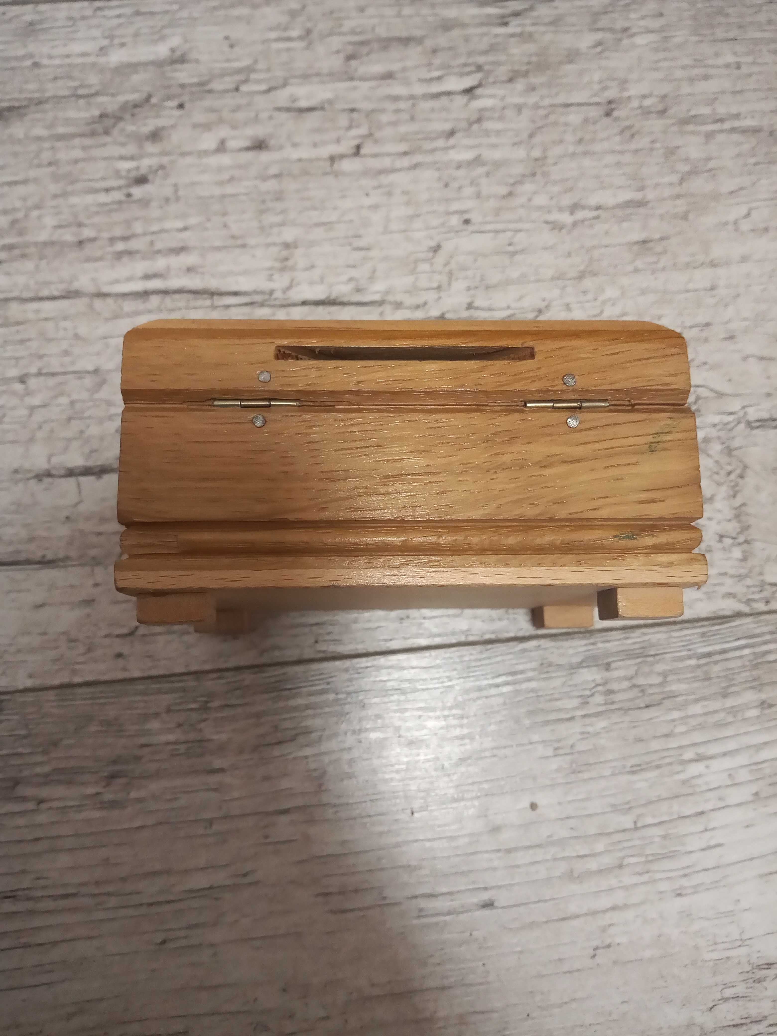 Drewniana kasetka-pudełko zdobione