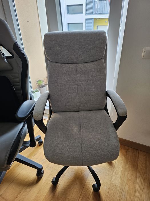 Duas cadeiras de escritório