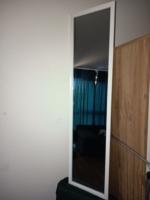 Lustro w bialej ramie