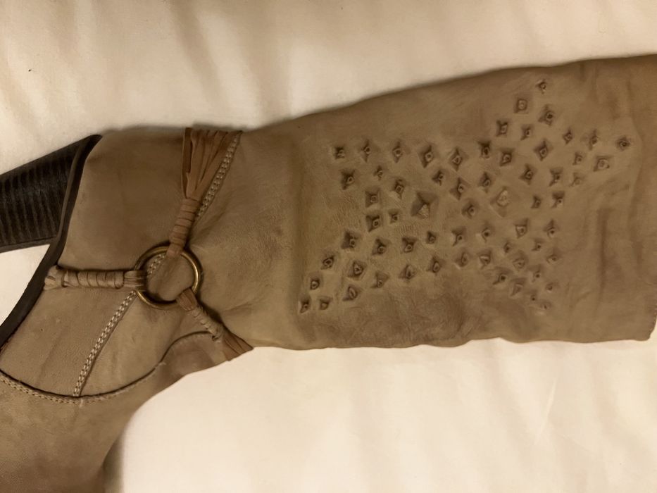 Botas cano alto em pele bege, tamanho 38, novas,