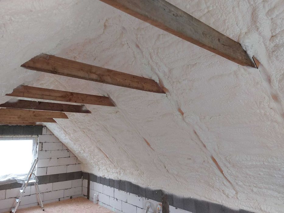 Izolacja piana PUR. Poddasza, fundamenty itp. termoizolacja ocieplenia