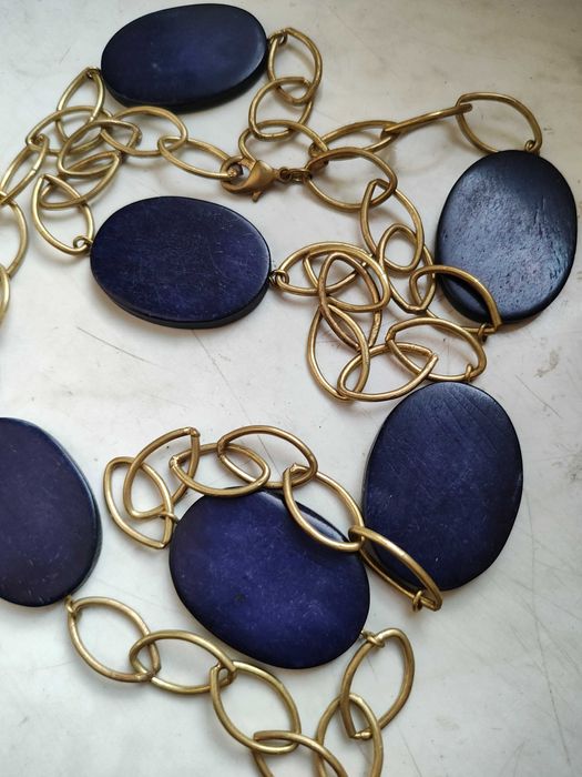 Długi ciekawy naszyjnik- mosiężne ogniwa oraz granatowe elementy