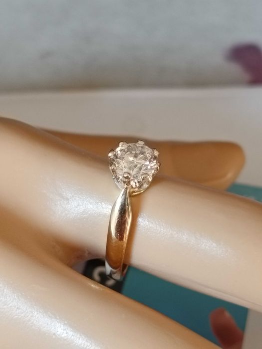 Złoty pierścionek 585 z brylantem 0,85ct (certyfikat)