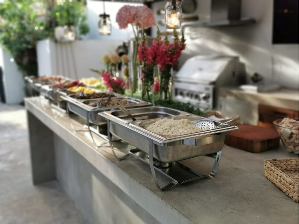 Catering, buffet com variedade de carnes e churrasco brasileiro