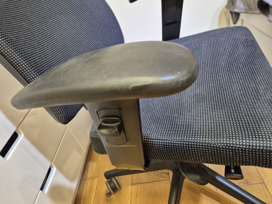 Fotel biurowy do pracy przy komputerze grafitowy obracany