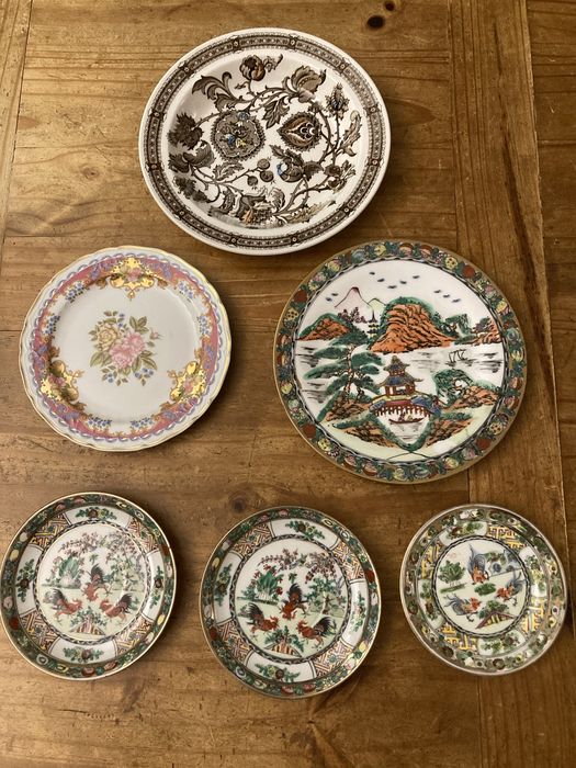 Conjunto vários pratos antigos