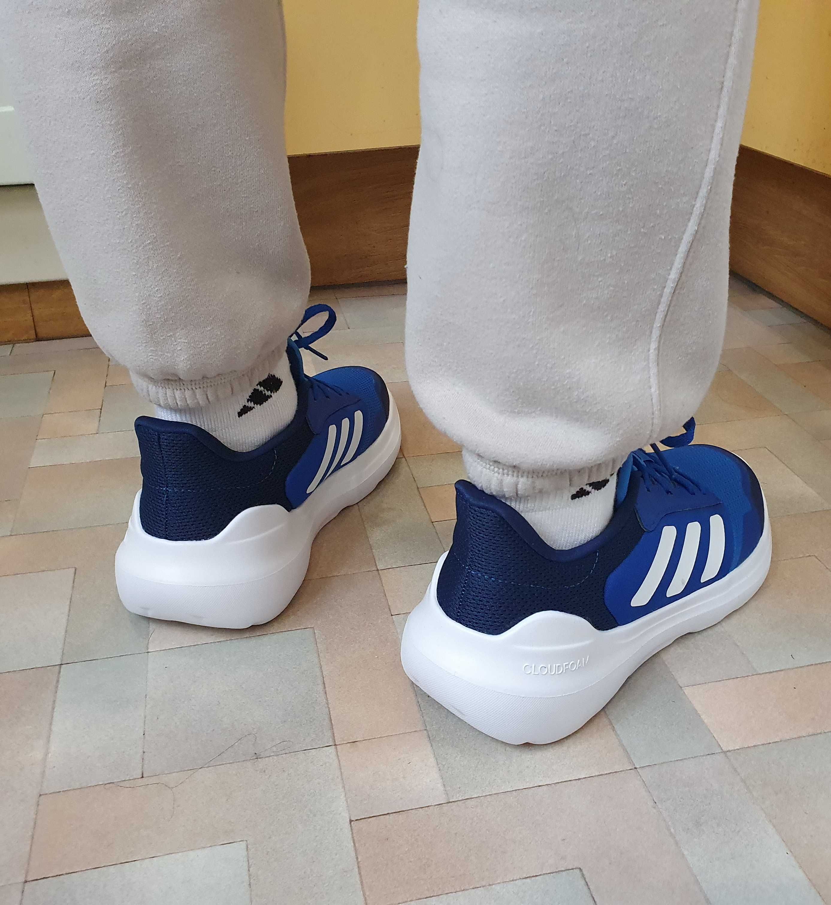 Кроссовки Adidas Tensaur Run новые, р.38, женские или на подростка.