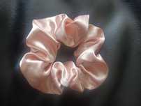 Scrunchie satynowa różowa gumka do włosów