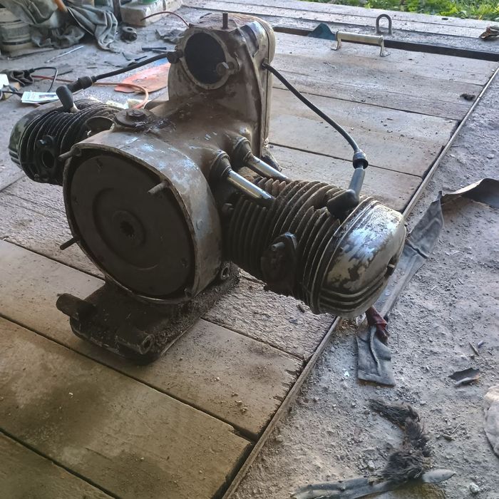 двигун Урал снятий з робочого мото