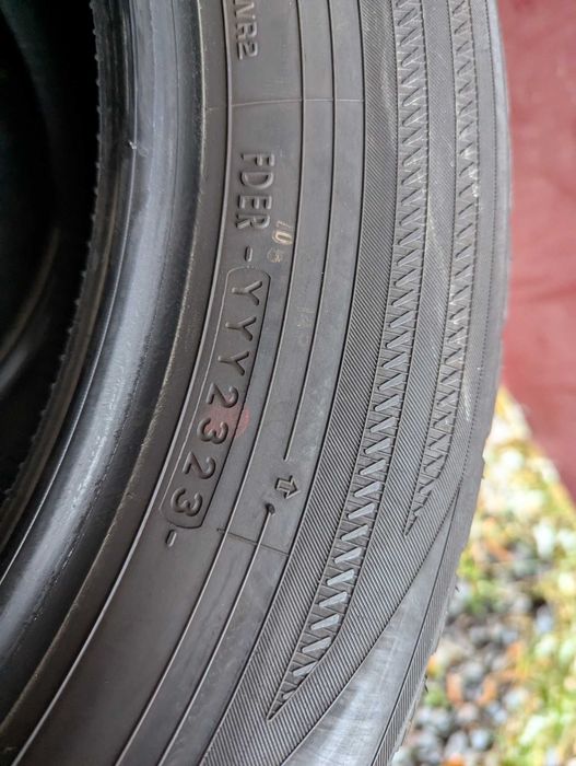 Зима 215/60R17 пара Yokohama BluEarth Winter V906 suv, ~6,5mm, 2023рік