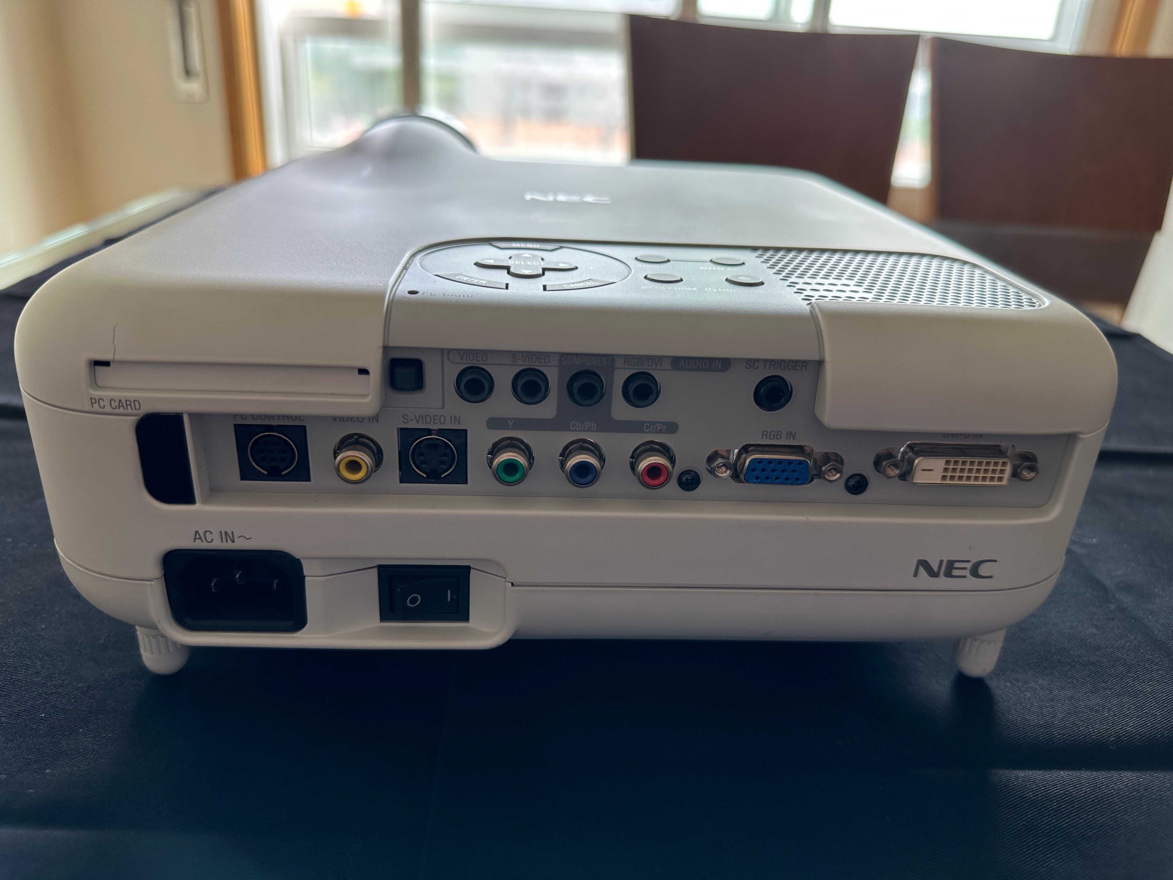 Projector NEC HT1000