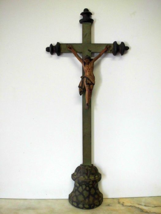 lindo antigo crucifixo em madeira