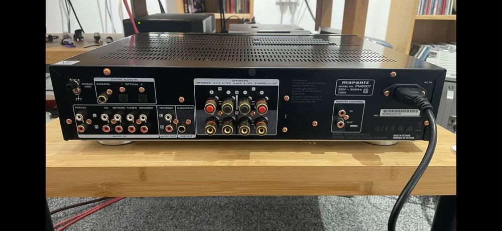 Amplificador Marantz PM6007 preto