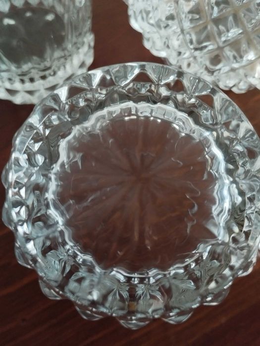 Conjunto de Garrafa de vidro e 4 copos rudo com relevo garavado