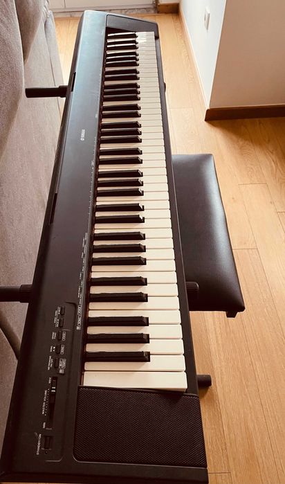 Piano Yamaha Portable Grand NP-30 + Banco – €150