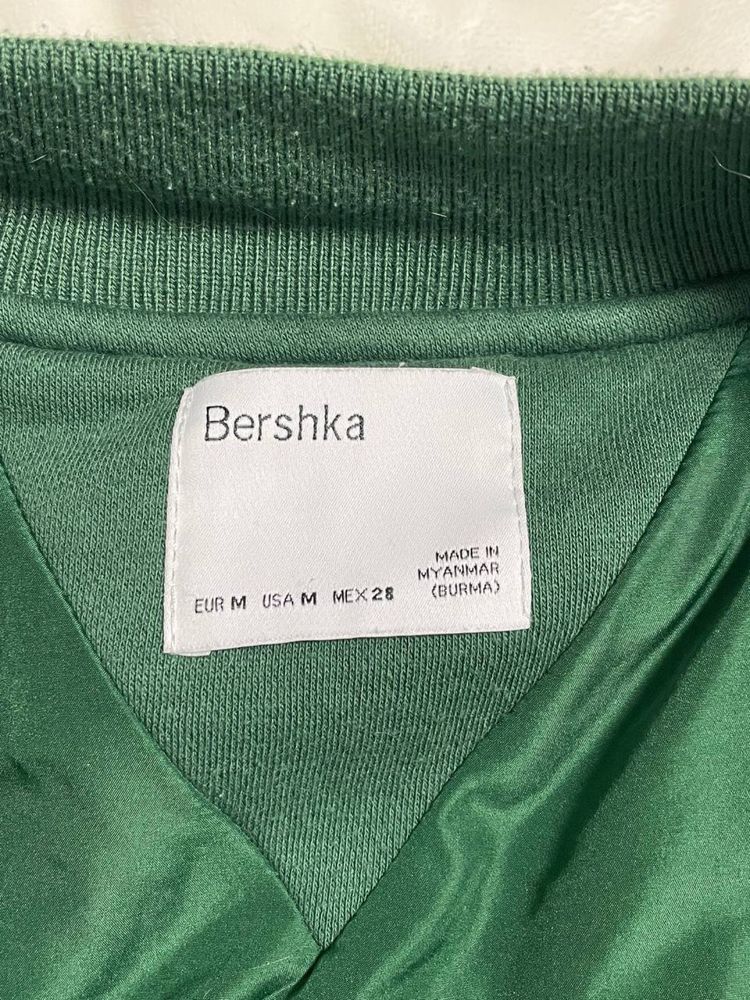 Женский бомбер Bershka