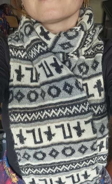 Wełniany szalik szaro-kremowo-czarny aztek aztec długi