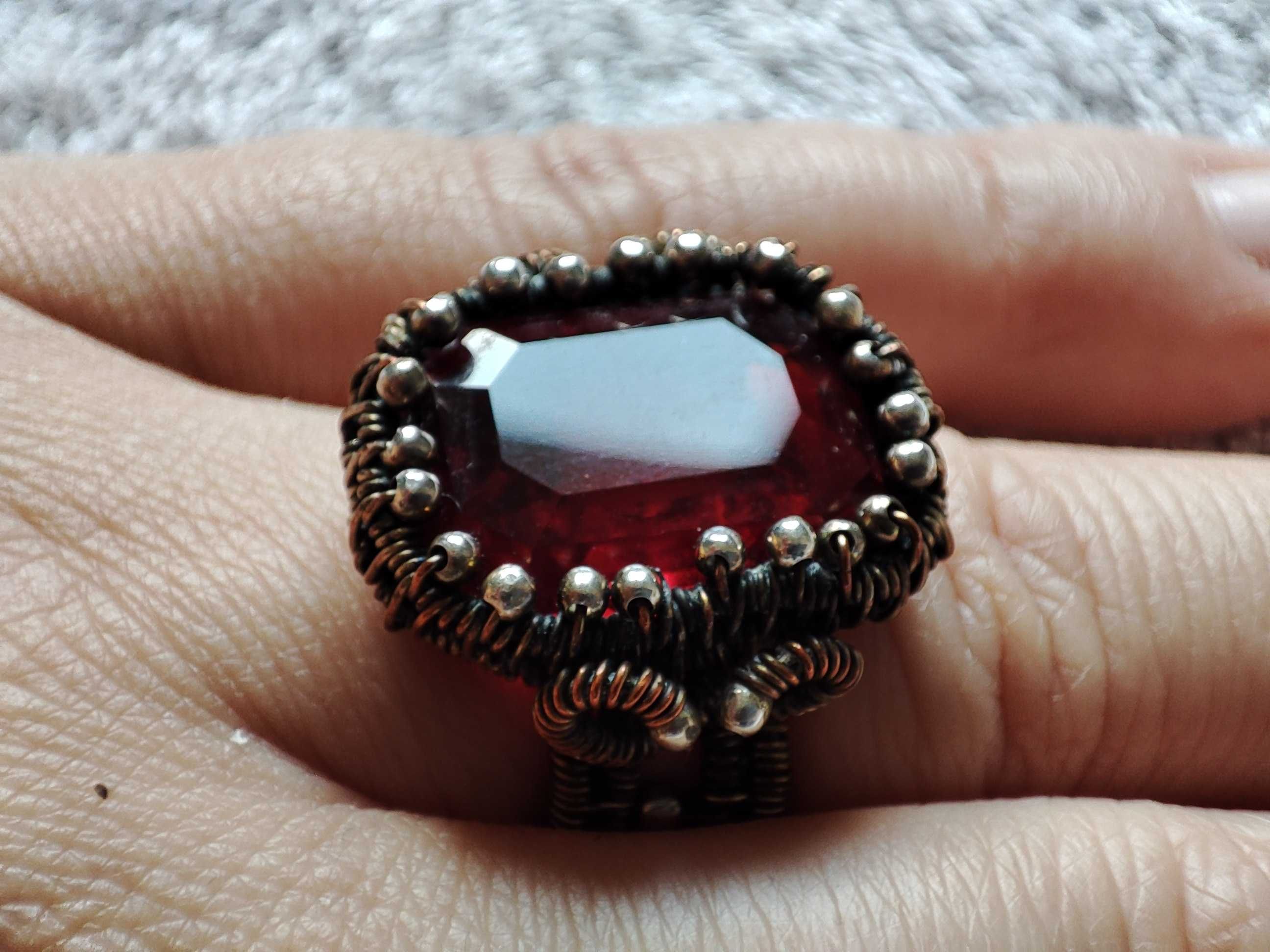 Unikalny srebrny pierścień z bordowym oczkiem. Metoda wire wrapping