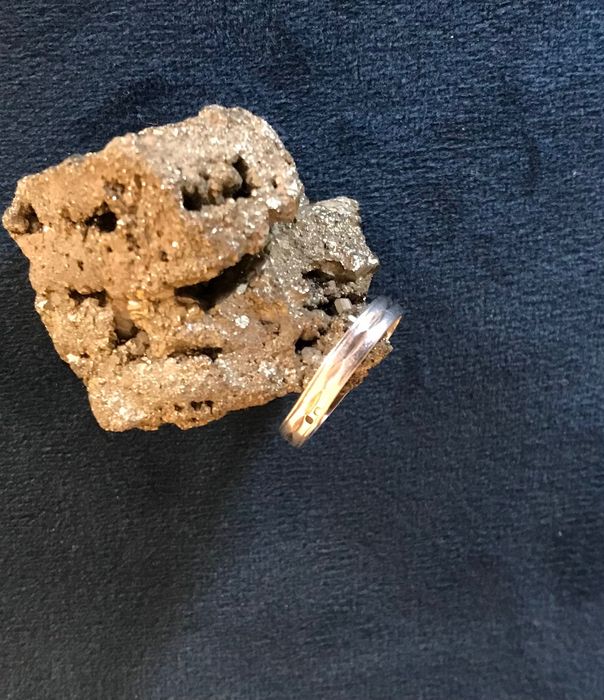 Anel de prata fino e anel de relevo