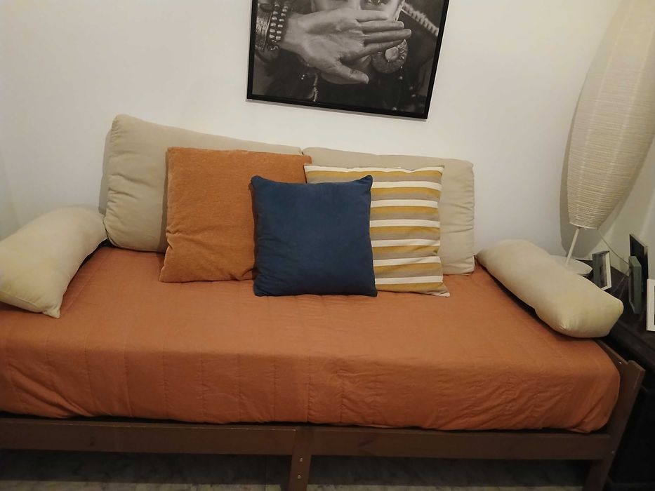 Cama -Sofá  com almofadas