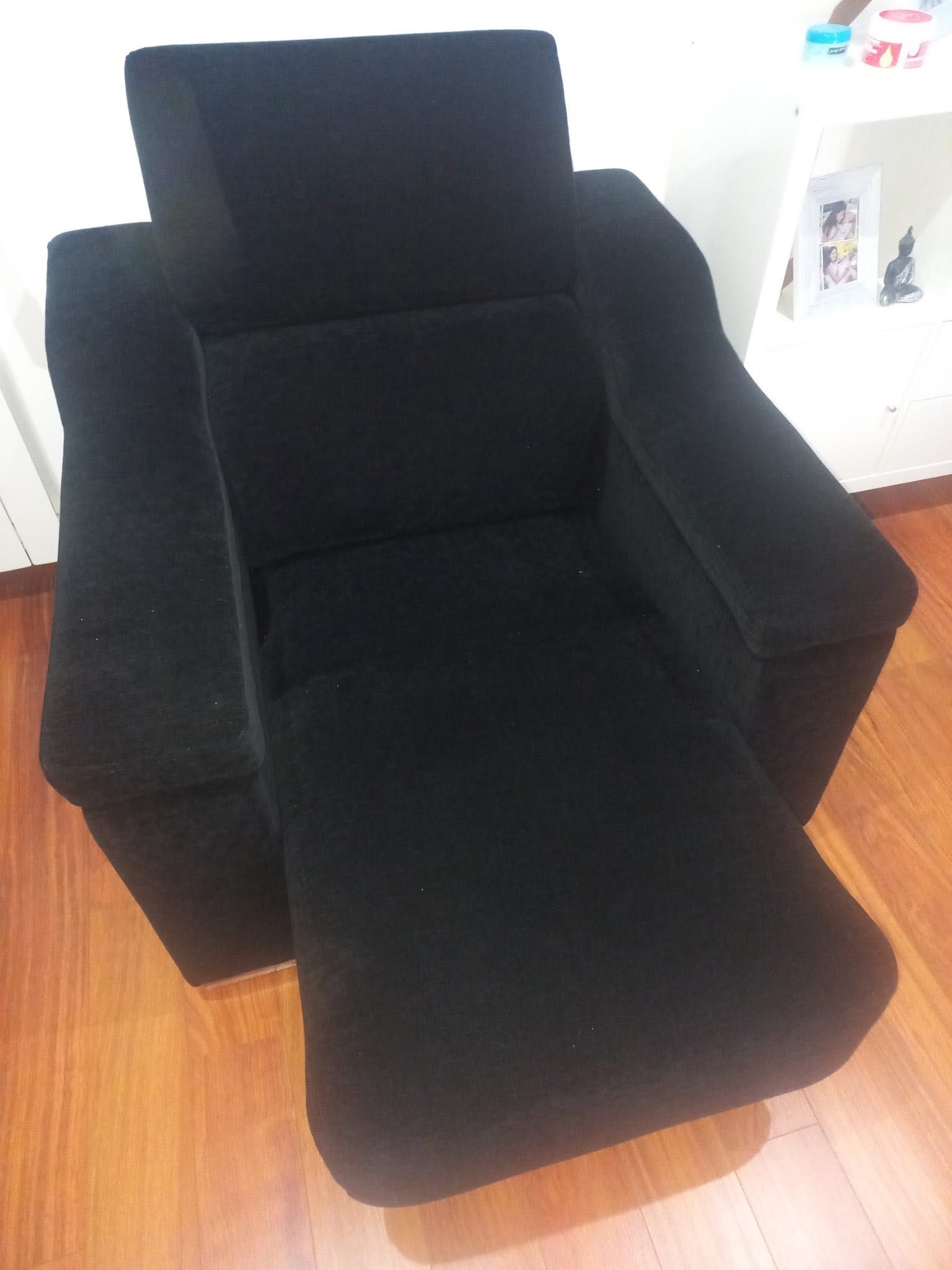 Sofá preto com acento deslizante