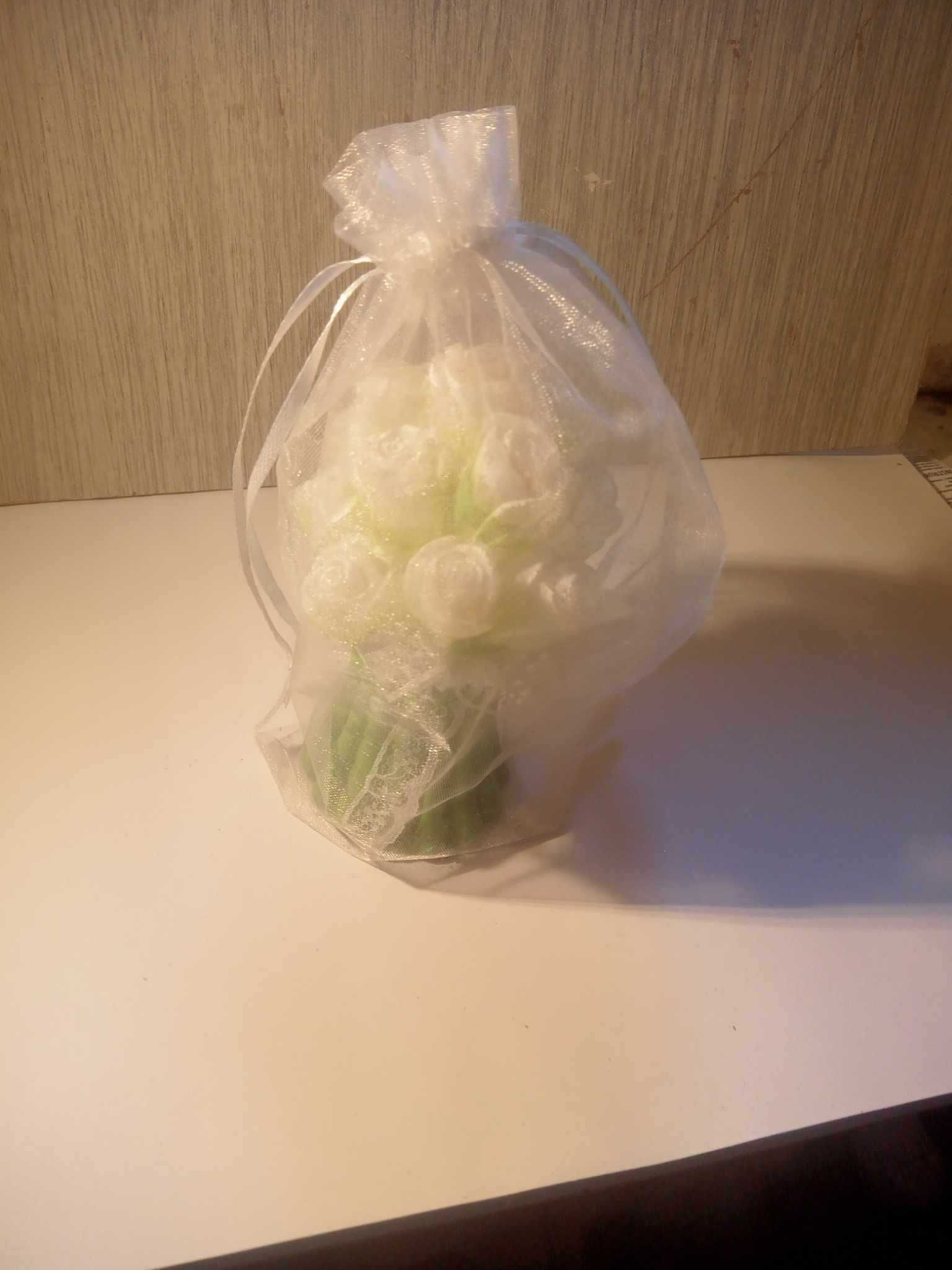 Figurka bukiet białych róż w woreczku
