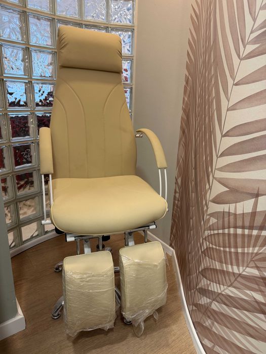 Fotel kosmetyczny z dzielonym podnóżkiem