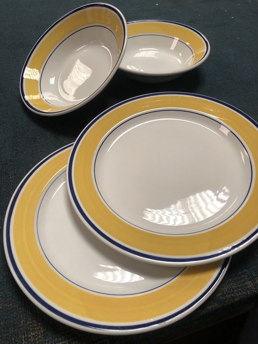 Pratos grandes e dois fundos