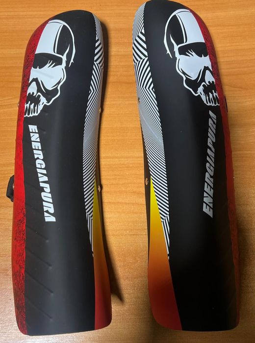 Narciarskie ochraniacze na golenie 43 cm.