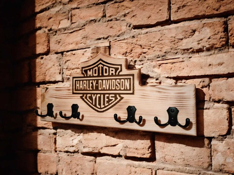 Drewniany wieszak na ubrania z logiem Harley-Davidson