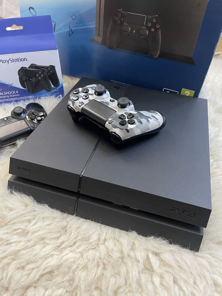 Playstation 4 1tb + 2 gamepads + charging station