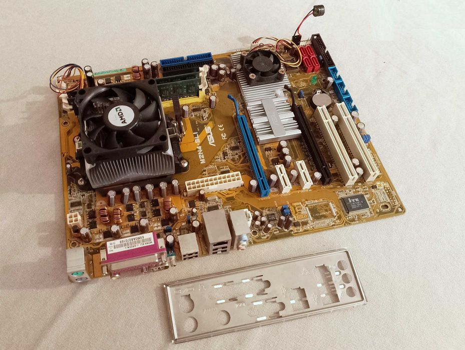 Płyta główna ASUS M2N4-SLI + AMD Athlon 64 X2 2.1 GHz + 4 GB RAM