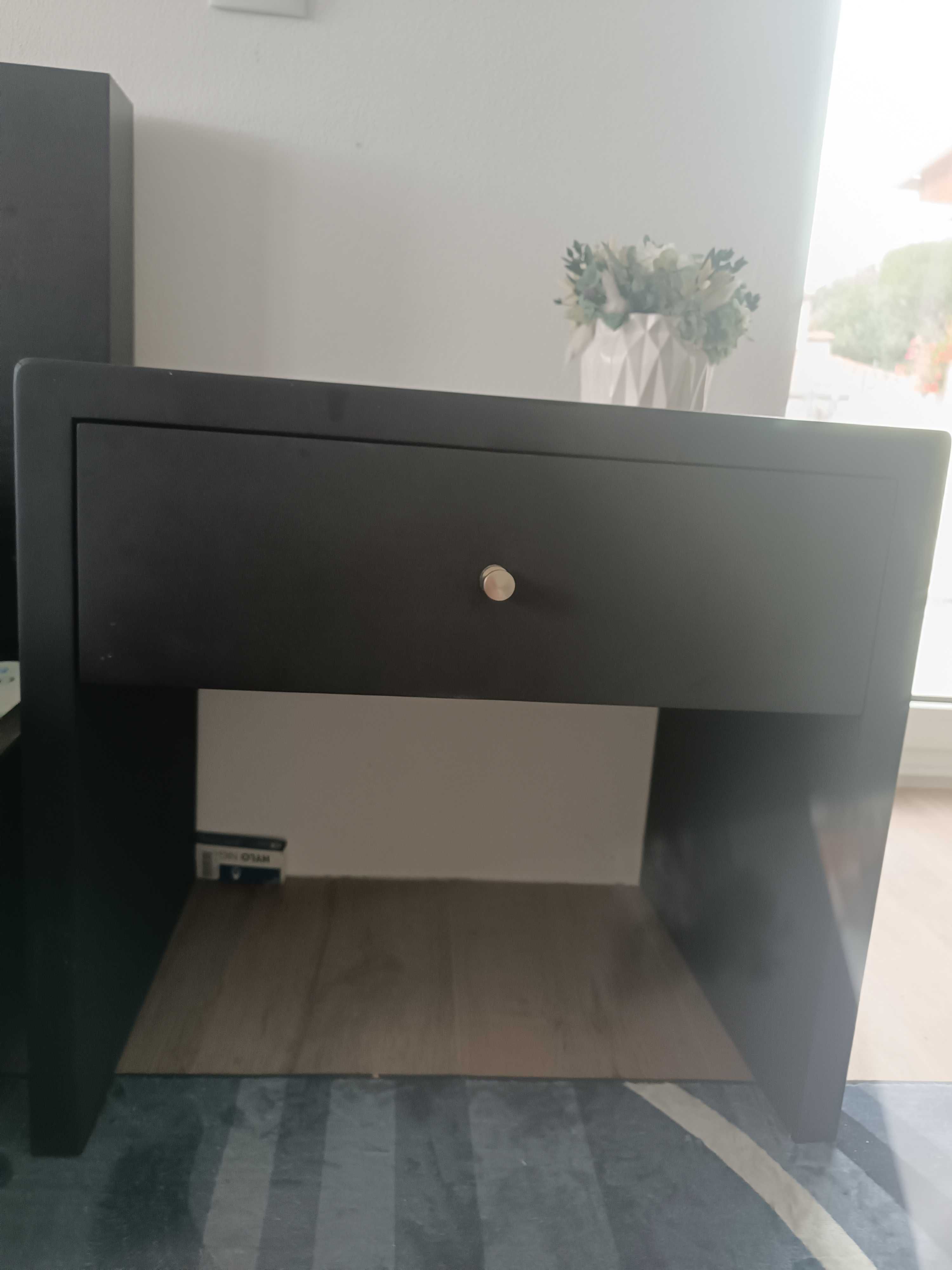 Mesa de cabeceira/ móvel de apoio