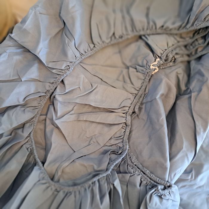 Niebieskie prześcieradło na gumkę 200x220