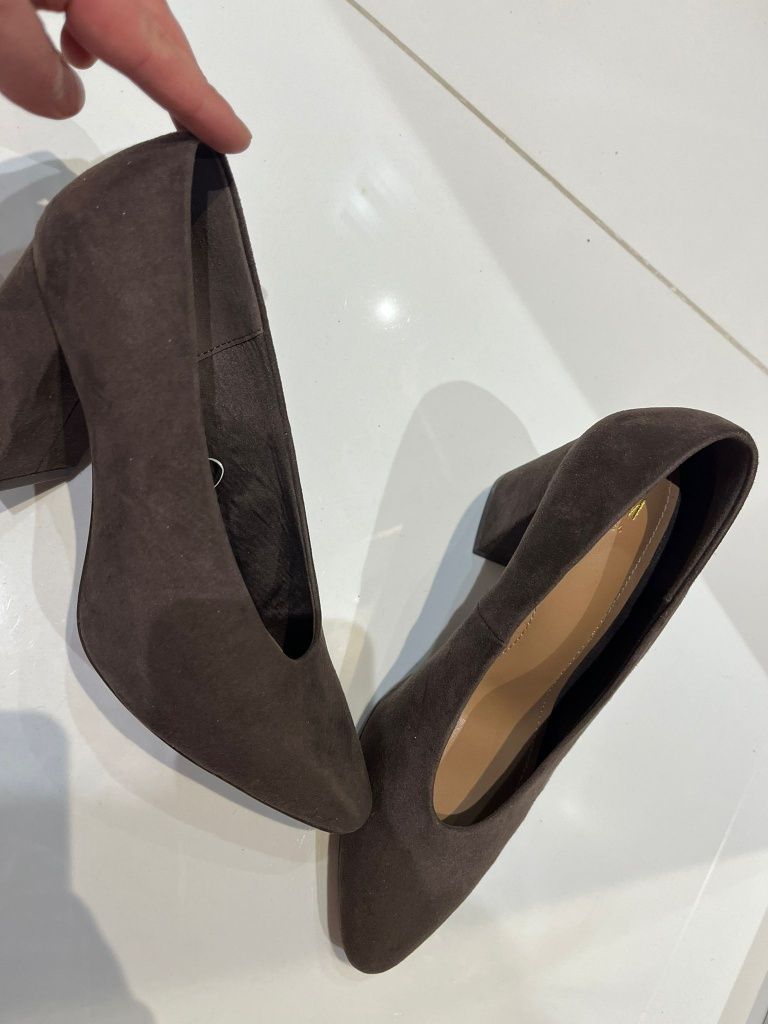 Buty na obcasie zamszowe