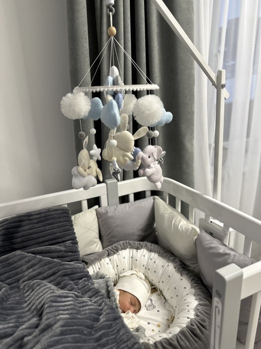 Мобіль ручноі роботи мобіль в ліжечко