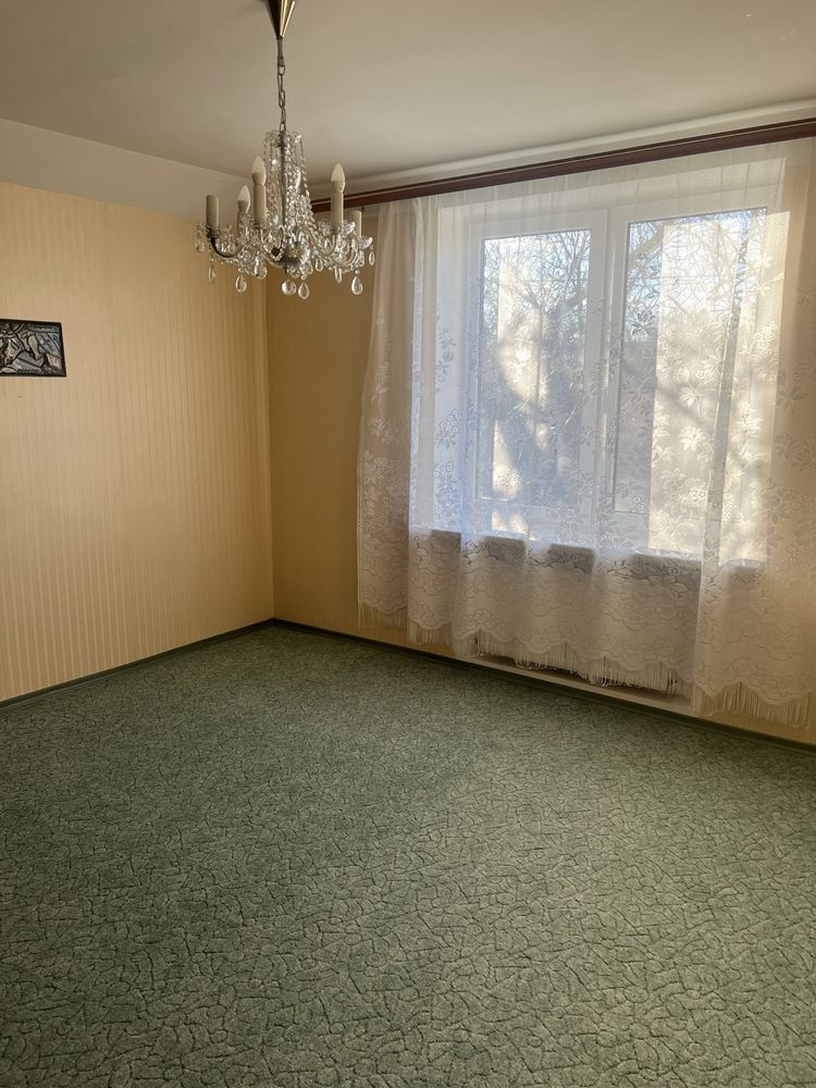 Продам двоповерховий  будинок з двома гаражами