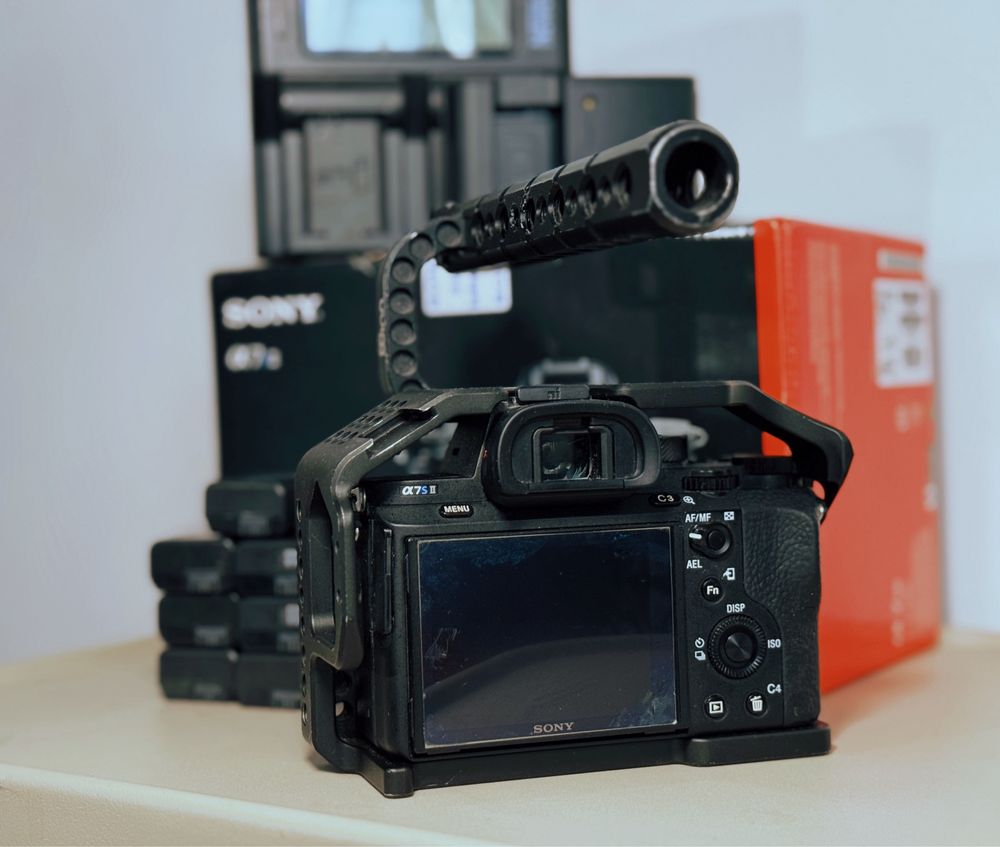 Sony A7S II + klatka / top handle 8sinn / 6 akumulatorów, 3x ład.