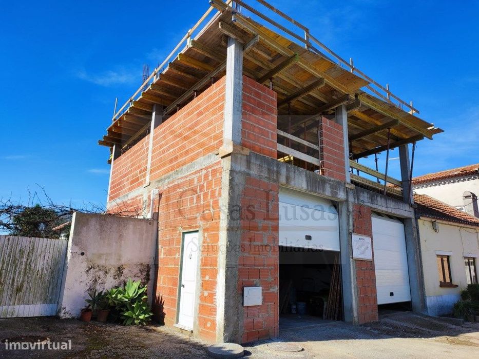 Moradia com garagem com capacidade para estacionamento de autocaravana