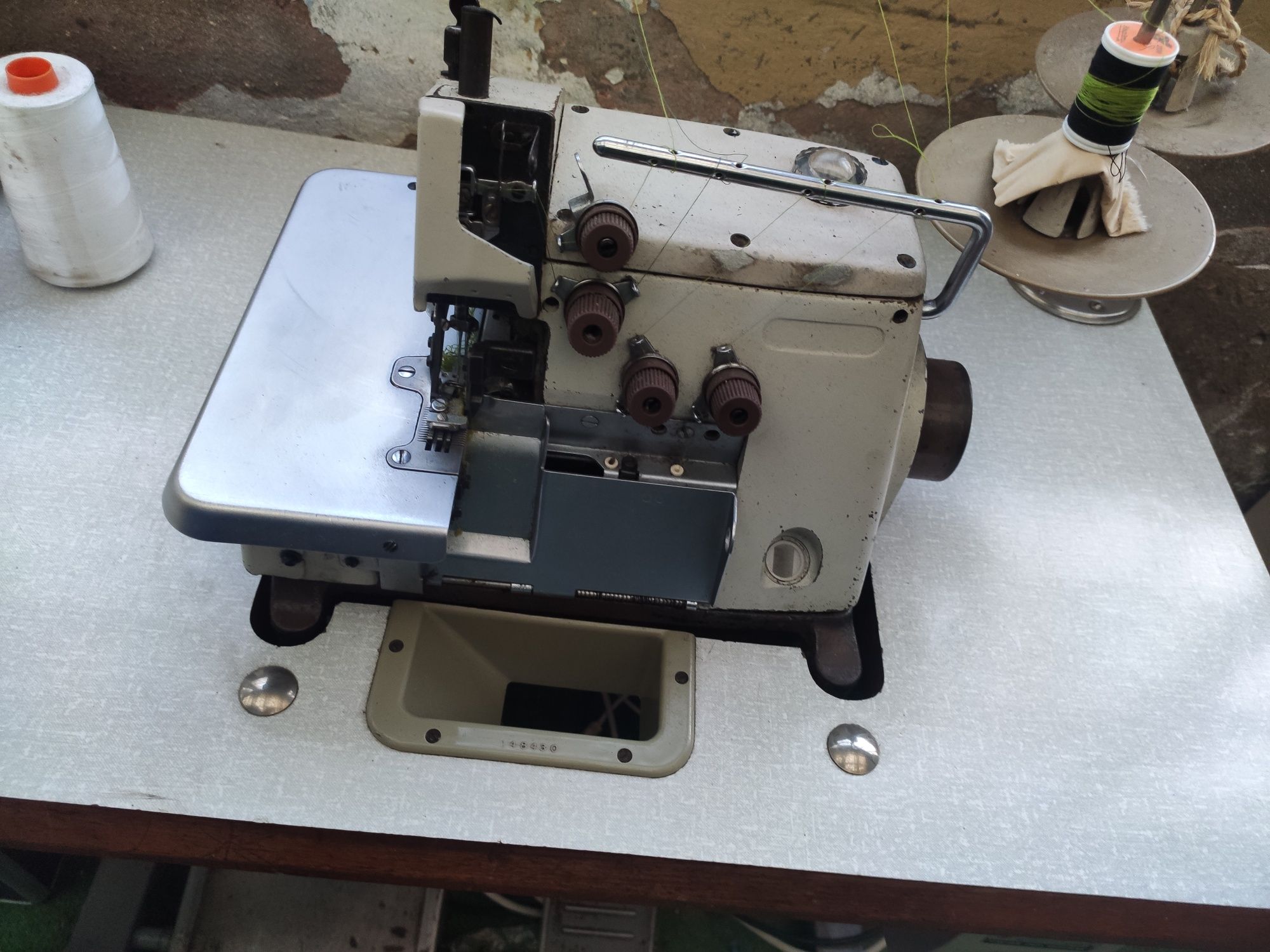 Máquina de costura corte cose