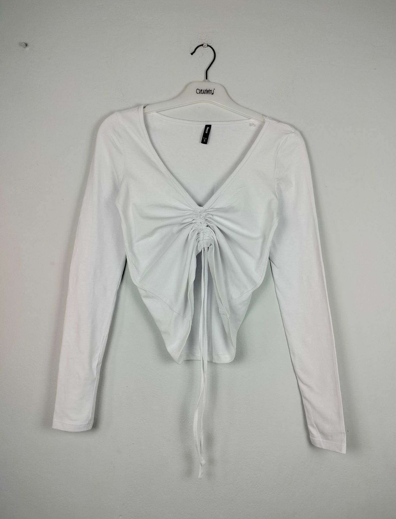 Bawełniana biała bluzka damska z długim rękawem ze ściągaczem Sinsay S