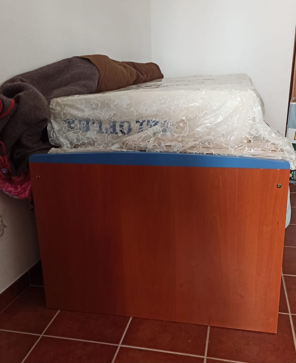 Cama dupla com 2 gavetas de arrumação