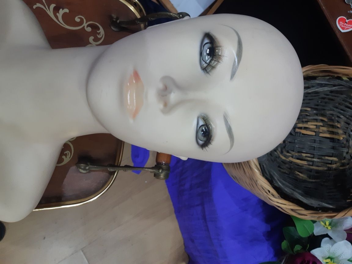 Busto em gesso, ideal para colocar lenços, chapéus e perucas.