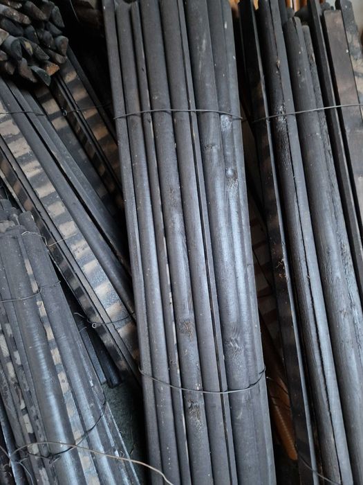 Półwałki, wałki, słupki, palisada drewniana, ogrodzenie, sztachety