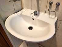 Sprzedam za symboliczną cenę porządną porcelanową umywalkę