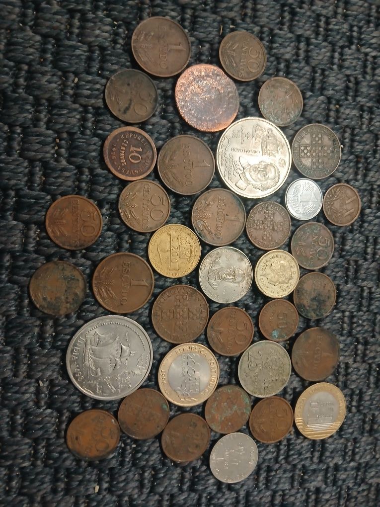 Moedas antigas muito bem estimadas.