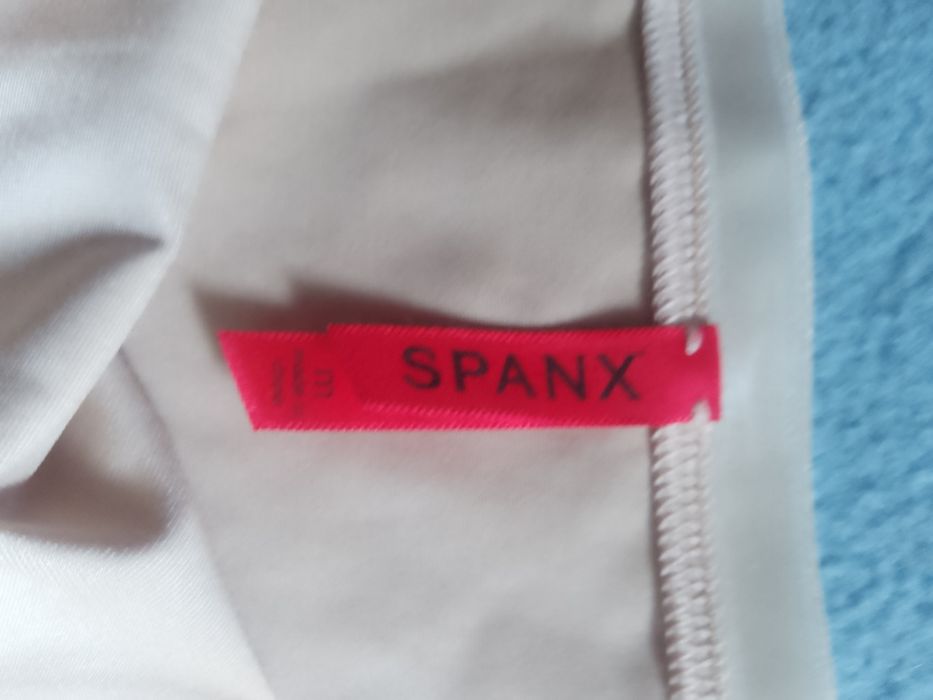 Утягивающее белье бежевое spanx m