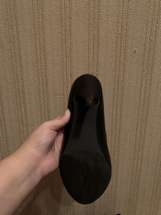 Класичні стильні шкіряні туфлі