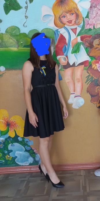 Платье школьное из плотной ткани с кружевом