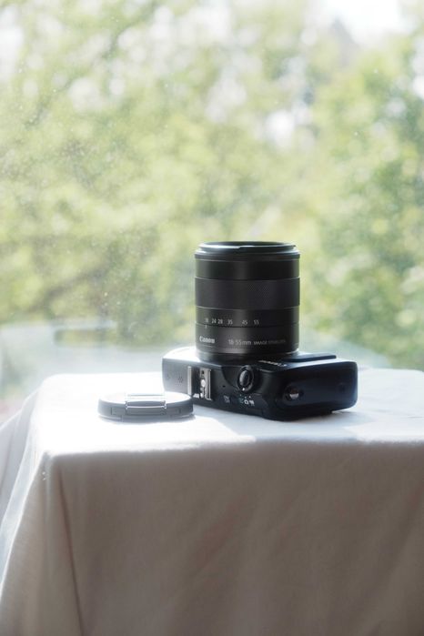 Aparat bezlusterkowy Canon EOS M bezlusterkowiec obiektyw lampa Speedl